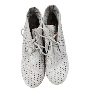 Toms Desert Wedge Ankle Boot Grey Suede Perforated Lace up Women's Size 7.5